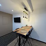 Apartment 2 Pieces, Climatise Neuf ,centre Parking Gratuit *
