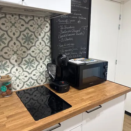 Apartment 2 Pieces, Climatise Neuf ,centre Parking Gratuit *
