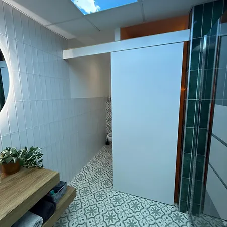 Apartment 2 Pieces, Climatise Neuf ,centre Parking Gratuit *